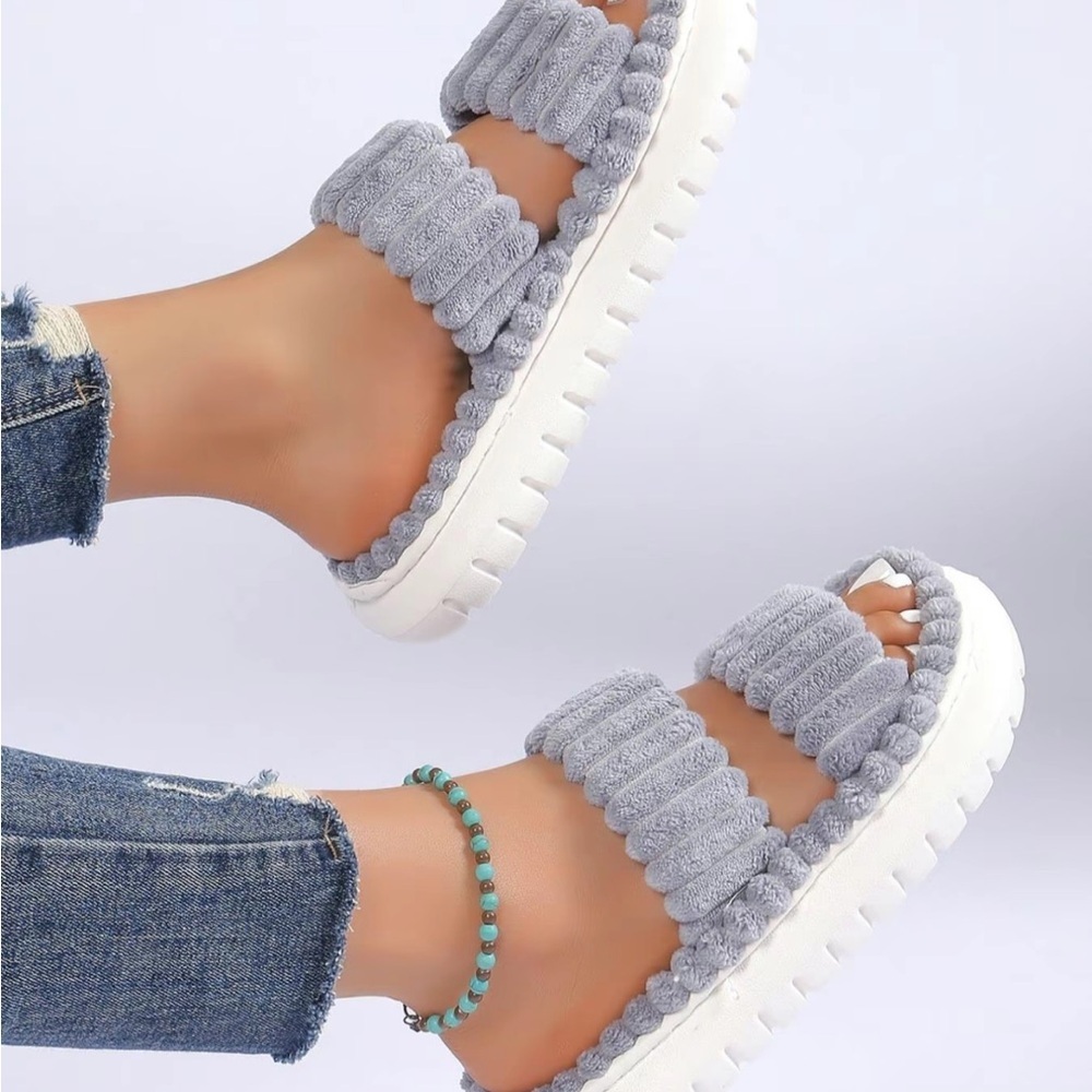 Cider NWT Gray and White Plush Knit Slip-On Slippers - Picture 5 of 7